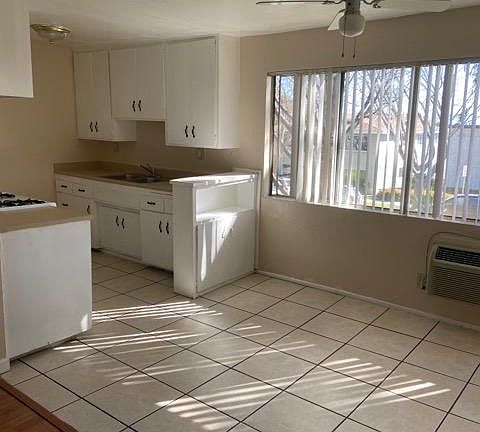 3rd image of 881 Orchid Ct APT 17