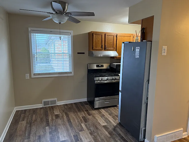 1839 Ackley Ave — Photo 2
