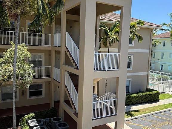 4th image of 2941 Riverside Drive #303