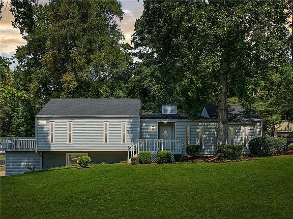 3rd image of 114 Golden Hills Dr