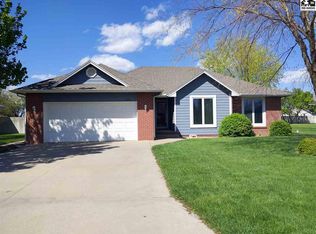 1108 Bramble Bush Dr, Hutchinson, KS 67502