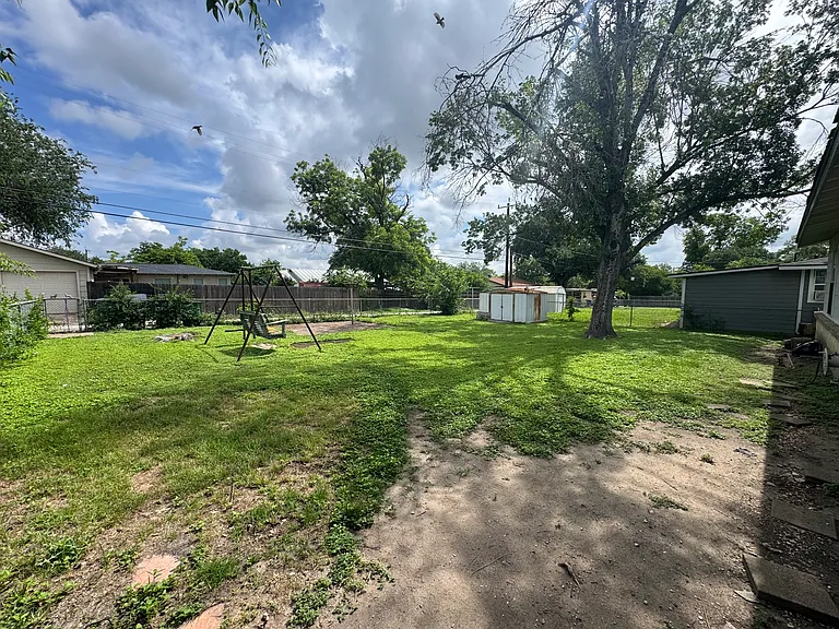243 Eland Dr — Photo 10