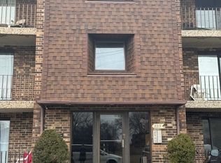 2215 175th St APT 1A, Lansing, IL 60438