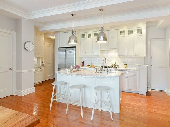3rd image of 955 Lexington Ave #11B