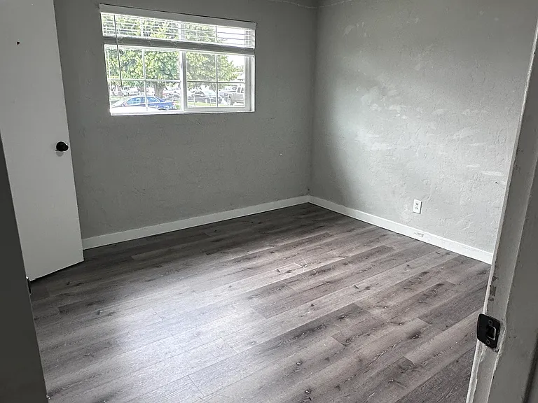 1528 W Irving St #9 — Photo 4