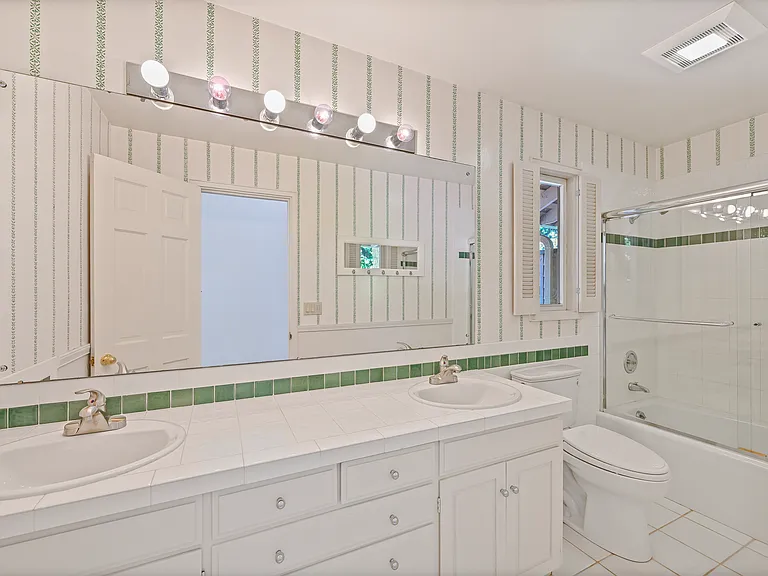 2nd Floor full bathroom