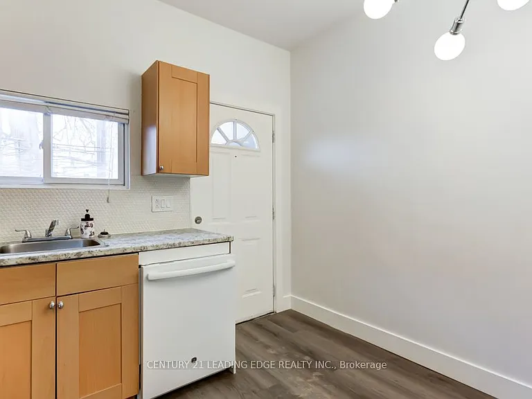 104 Leslie St E #MAIN FL — Photo 3