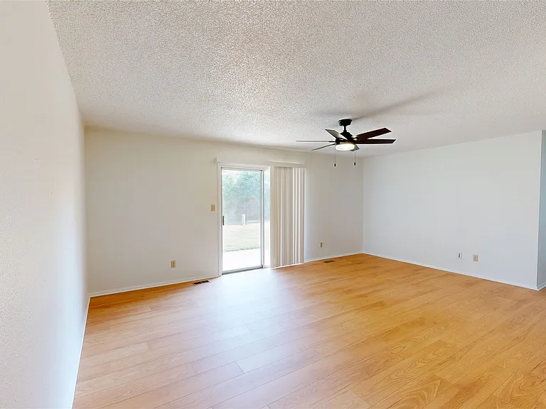 503 W C St — Photo 6