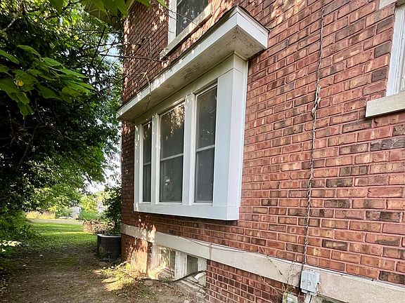 3rd image of 617 W Carpenter St