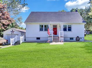 16 Hallock Ln, Rocky Pt, NY 11778