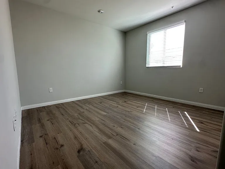 Sherman Oaks Place — Photo 12