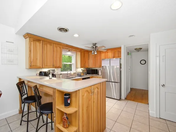 616 Cooley St, Springfield, MA 01128
