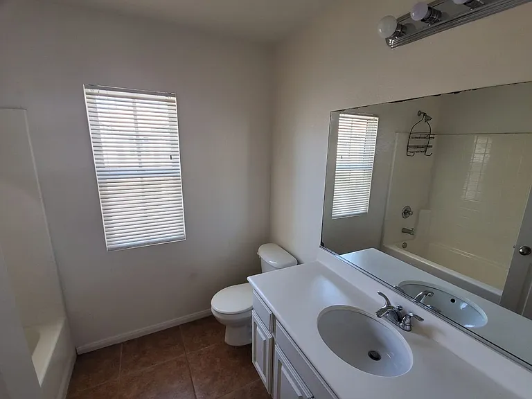 453 Cornwall Gln — Photo 14