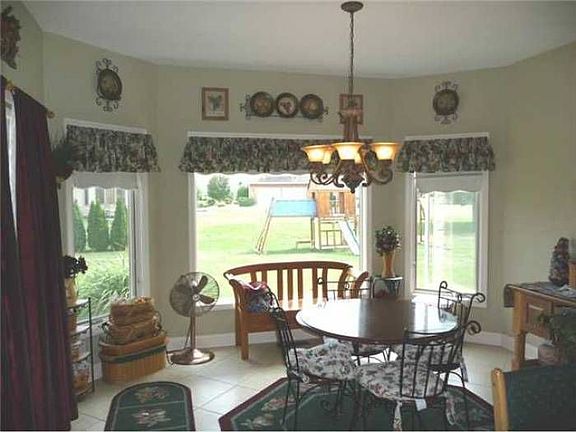 5th image of 7905 Honeysuckle Dr