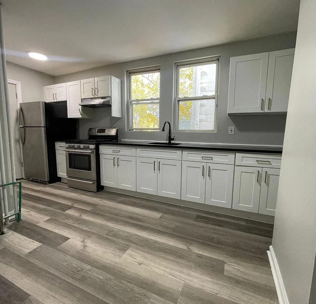 3 bed, 1000 sqft, $2,500 — Photo 1
