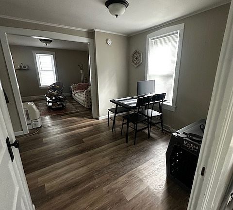 4th image of 124 E Main St