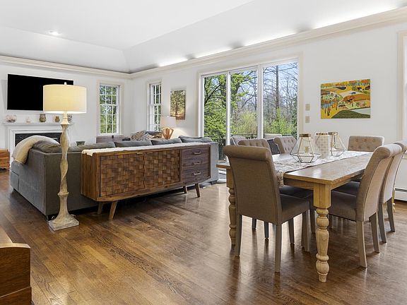3rd image of 194 1/2 Brecks Ln