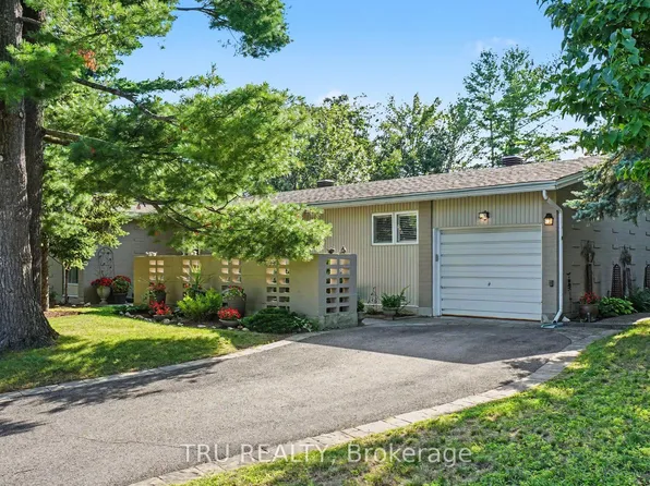 1174 Cameo Dr, Ottawa, ON K2C 1Y7