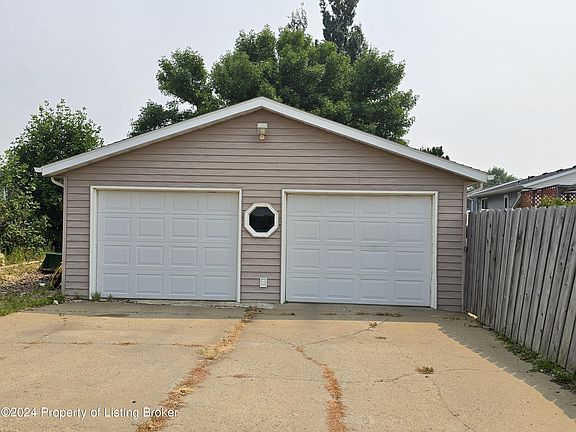 3rd image of 980 26th St W
