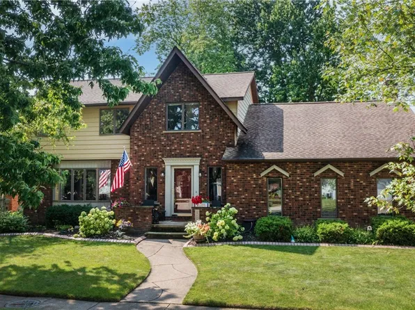 1049 Thomas Fox Dr E, North Tonawanda, NY 14120