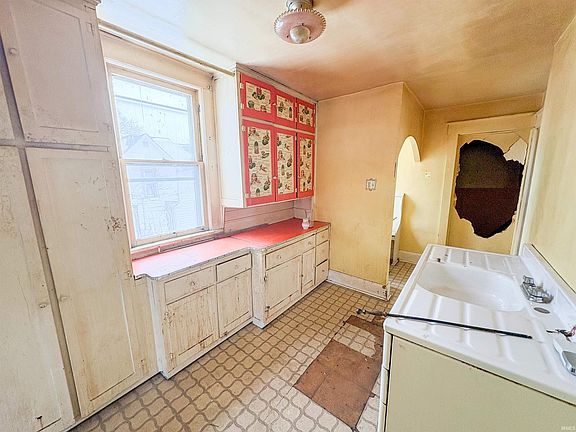 5th image of 647 N Elm St