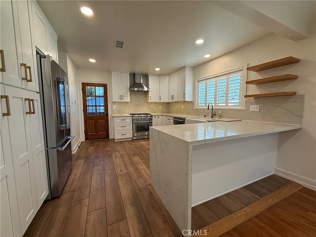 3 bed, 1060 sqft, $4,600 — Photo 4