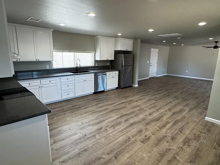 4832 N Fruit Ave — Photo 8
