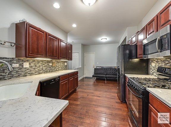 Upgraded kitchen with granite, backsplash and all the appliances
