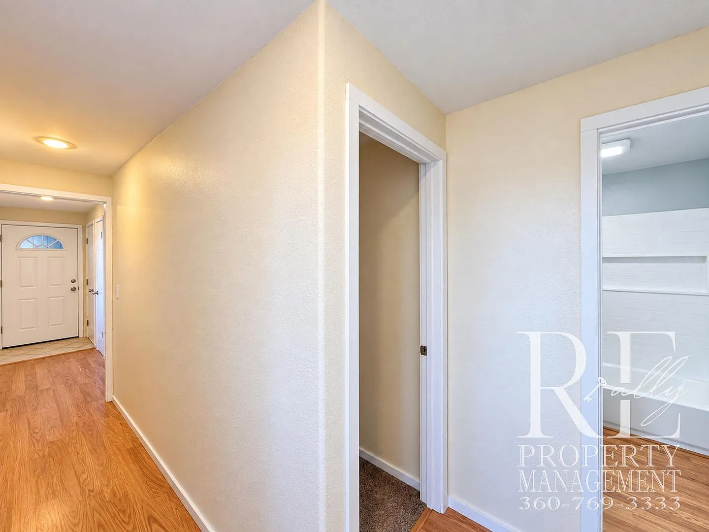Vaulted Ceilings, Fireplace & Private Deck in Suquamish — Photo 4