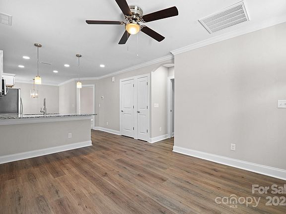 3rd image of 1479 Southwest Blvd