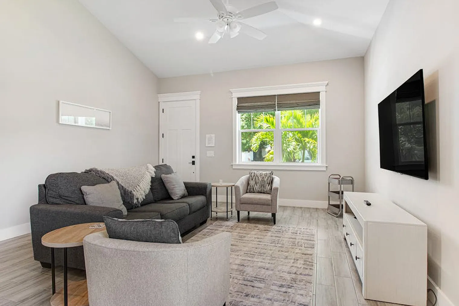 3 bed, 2.0 bath, 1302 sqft, $4,401 — Photo 2
