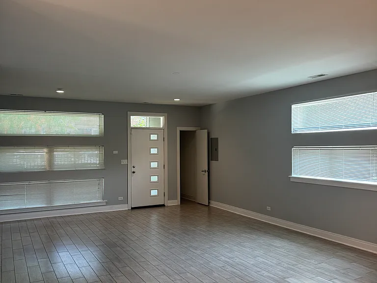 6212 S Greenwood Ave — Photo 3