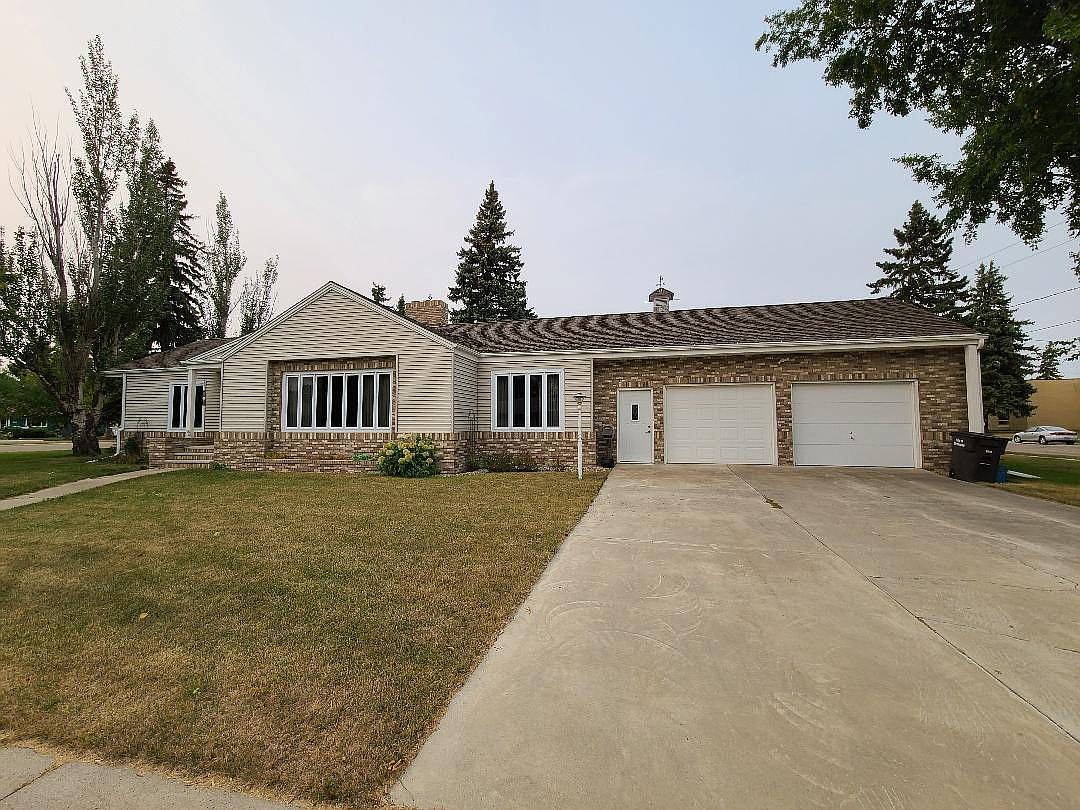 407 2nd St E Bottineau Nd 58318 Mls 10938487 Zillow