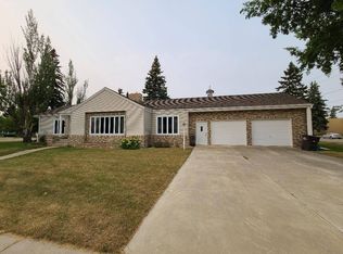 407 2nd St E, Bottineau, ND 58318