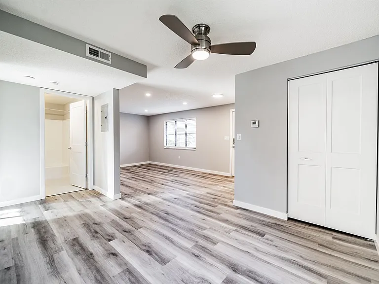 OakWood Park -- No up-front security deposit required! — Photo 14