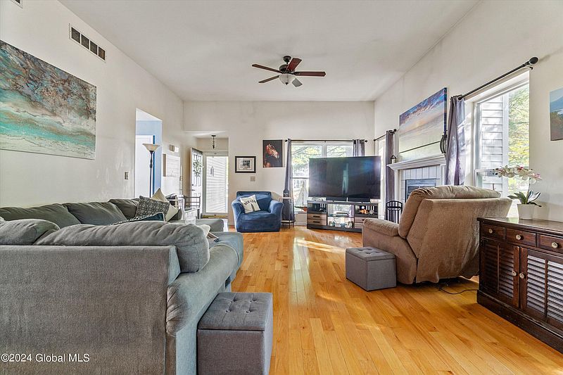 5th image of 290 Meadowlark Drive