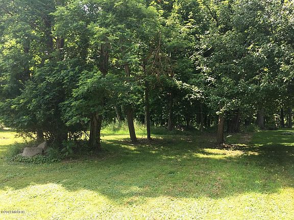 3rd image of 2360 Forest Hills Ln