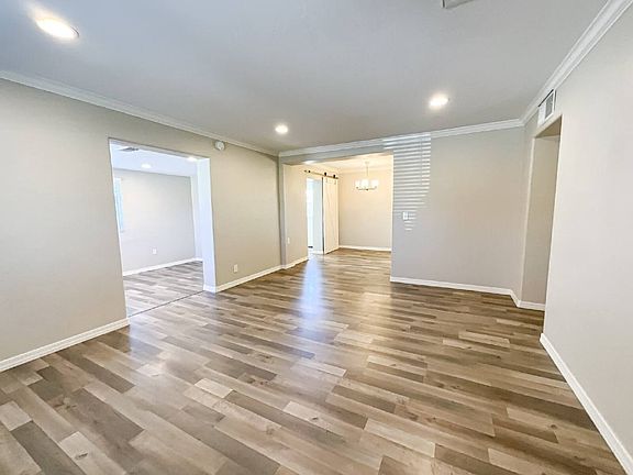 3rd image of 2241 W Clarendon Ave