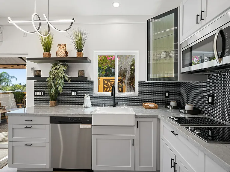 2258 Helios Dr — Photo 2