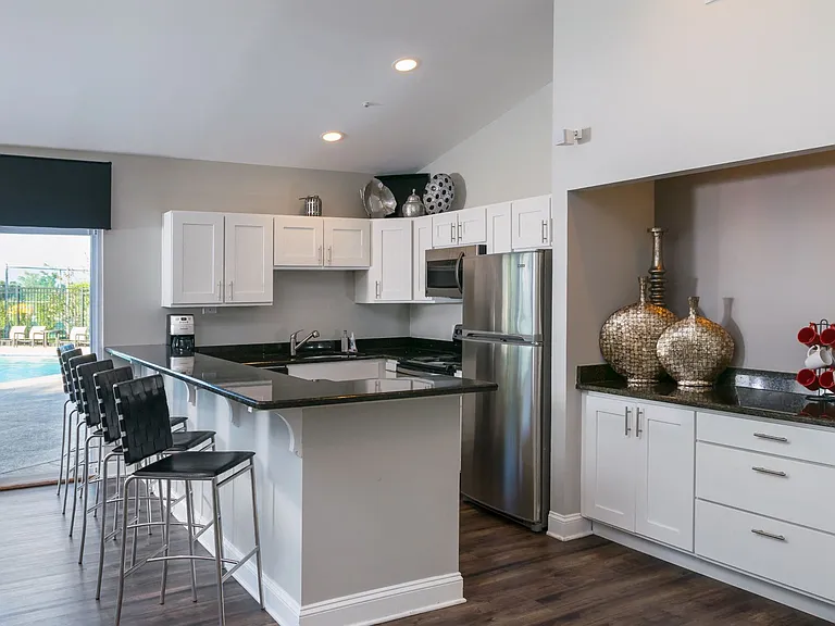 Skyridge Club Apartments — Photo 18