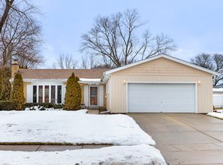 1233 E Hull Dr, Wheaton, IL 60189
