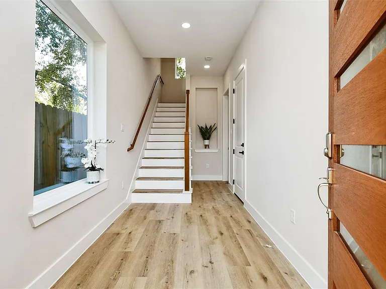 3231 Tuam St — Photo 3