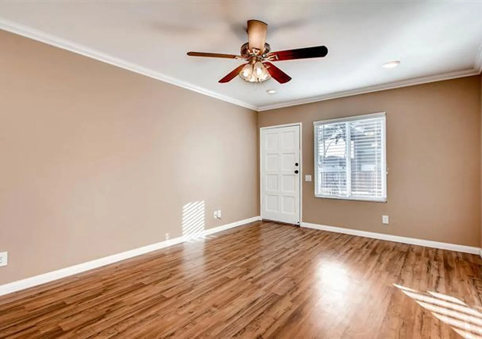 University Heights Upgraded 2 Bedroom With 2 Parking Spaces! — Photo 3