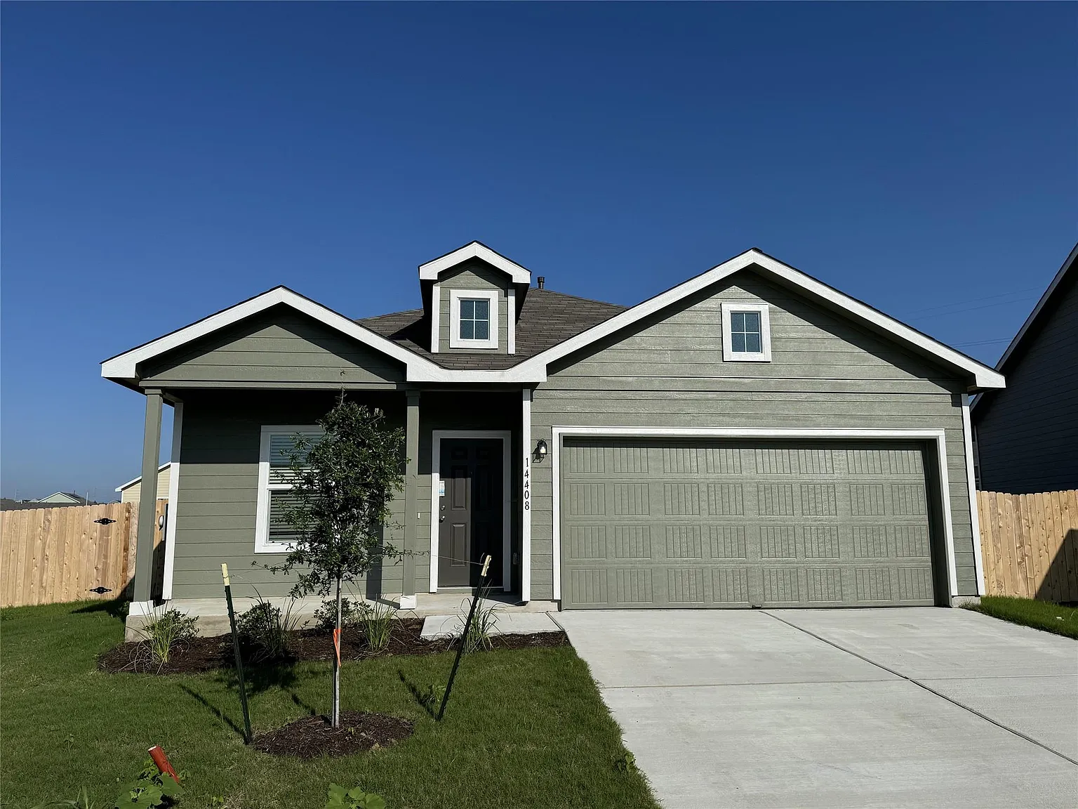 4 bed, 2.0 bath, 1668 sqft, $2,100 — Photo 2