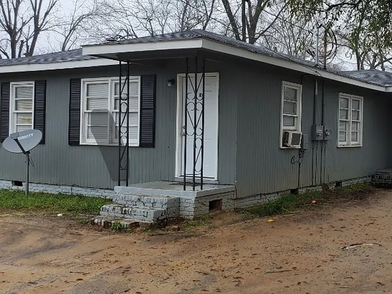 901 N Franklin St — Photo 1