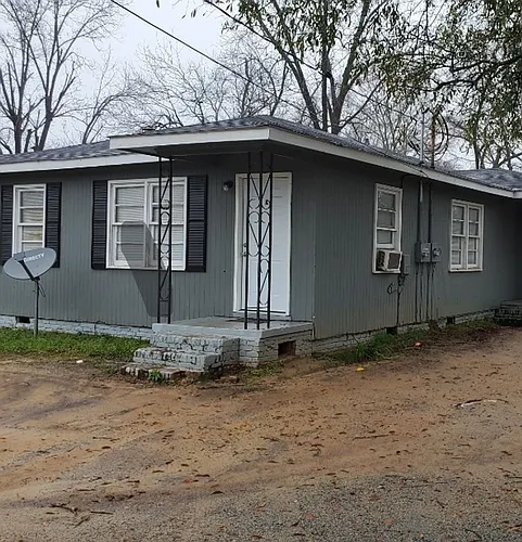 901 N Franklin St Photo 1