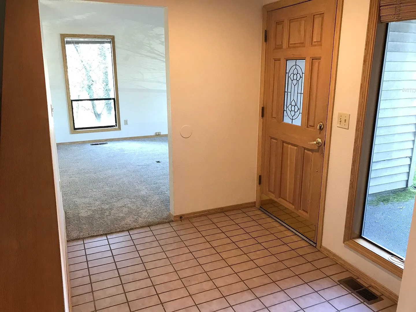Wonderful Spacious 3 Bedroom, 2.5 Bath located near Cook Park and Schools — Photo 3