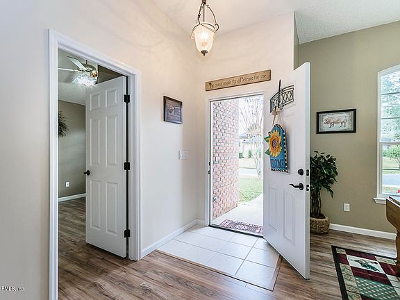3rd image of 3990 Lake Crest Ter