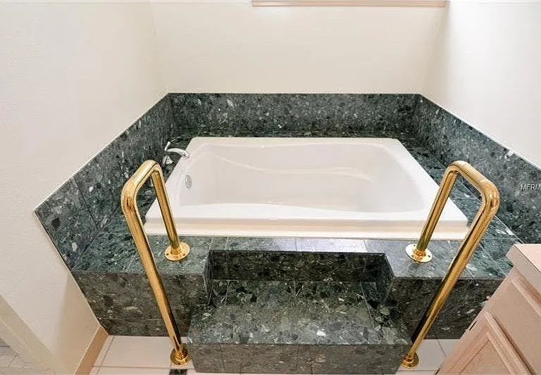 Master bath jacuzzi tub