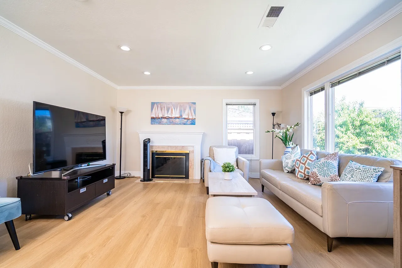 3 bed, 1414 sqft, $5,140 — Photo 3